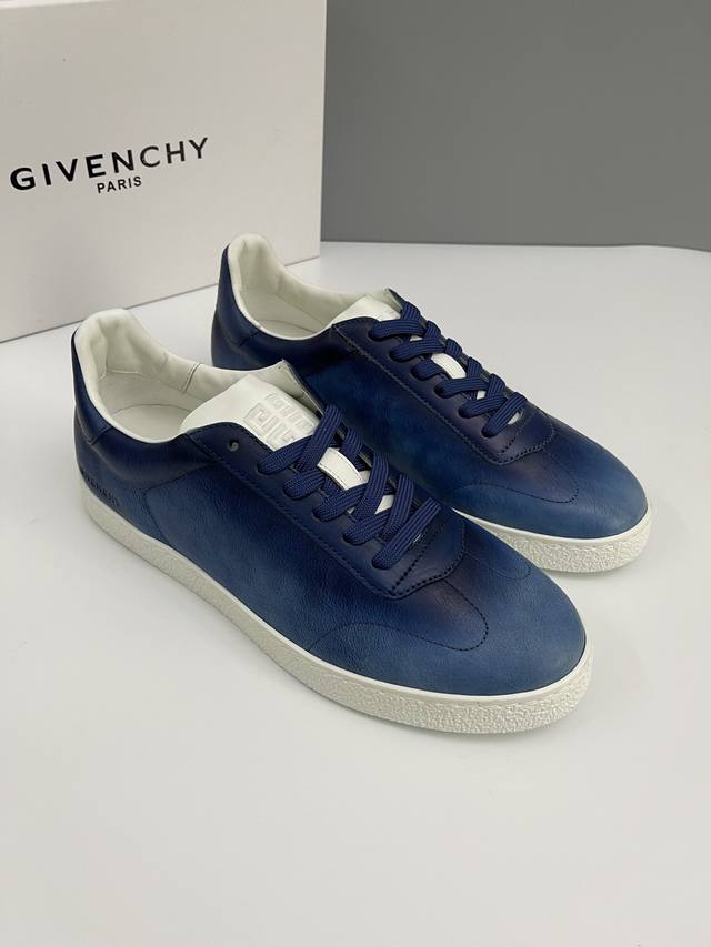 售价： 新款 商标：Givenchy 配码：38一44 45，46定做 材料：树膏皮擦色渐变低帮运动鞋 Town系列 正面缝线细节 侧面压印givenchy L